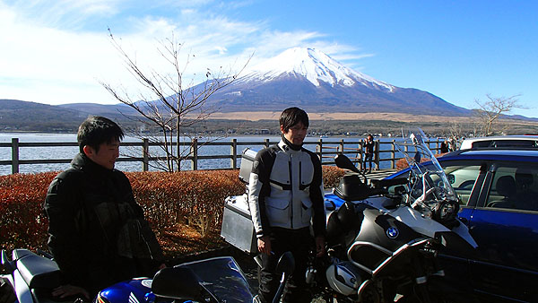 Ｒ１２００ＧＳ　ＡＤＶのＫさん（右）とＣＢＲ２５０Ｒ乗りのＤ君（左）